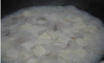 黑鱼豆腐汤,待汤汁浓白之后，加盐调味、撒少许葱花出锅