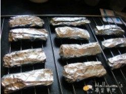 蒜蓉香烤肋排,每只单独包上锡纸,单上火175℃烤40分钟