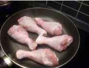 豉香鸡腿,平底锅不需要放油..直接下鸡腿把鸡皮表面的油煎出来