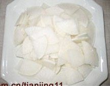 自制扬州酱菜 ,将萝卜洗净,切成片,控干水分