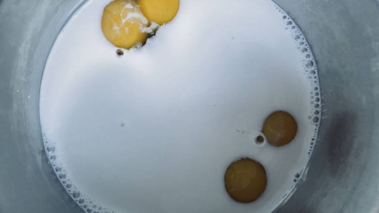 香葱肉松磅蛋糕,<a style='color:red;display:inline-block;' href='/shicai/ 9'>鸡蛋</a>打入<a style='color:red;display:inline-block;' href='/shicai/ 219'>牛奶</a>中。