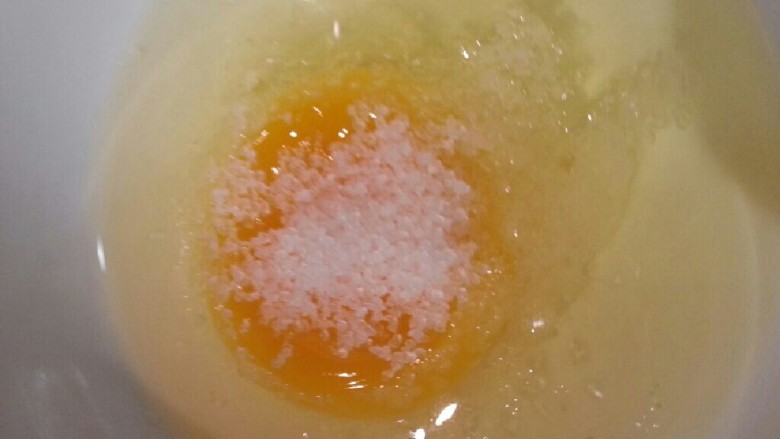 香菇鸡丝粥,煮熟之后,手撕成一小条一小条,再讲一个鸡蛋放入其中搅拌,这时候放一点盐