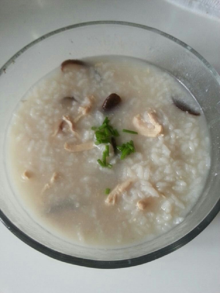香菇鸡丝粥,鸡丝拿出来,多出的液体可以选择不要,我也放在锅里炒了一会会,别炒太久,之后和粥放在一起开始煮,大概看到米已经涨开来了,差不多就好了