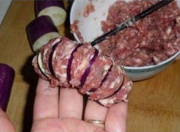 肉酿茄龙,将拌好的虾肉料填入茄子缝，让其自然的弯曲