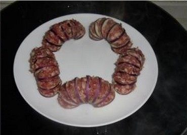 肉酿茄龙,摆入盘中放锅里蒸熟