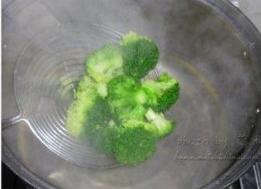 肉酿茄龙,西蓝花掰成小朵，放沸水里焯煮一下捞出
