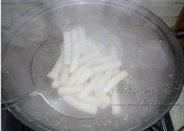 三丝炒年糕,年糕先煮软捞出冷水冲冲沥干备用,芹菜也焯下水捞起