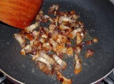 三丝炒年糕,锅里放少量油烧热,加入酱肉条炒熟