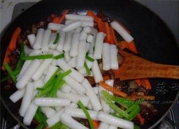 三丝炒年糕,加胡萝卜条翻炒几下之后加入年糕一起翻炒