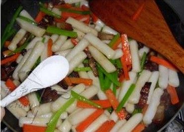 三丝炒年糕,调入盐、<a style='color:red;display:inline-block;' href='/shicai/ 718'>料酒</a>、<a style='color:red;display:inline-block;' href='/shicai/ 756'>鸡精</a>翻匀即可出锅