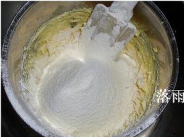 杏仁蜜桃酥,低筋面粉和奶粉混合后筛入黄油,用橡皮刮刀拌匀