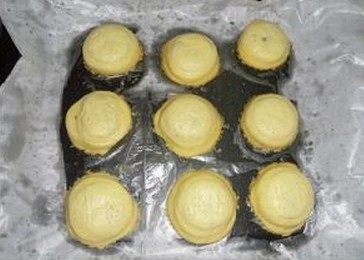 杏仁蜜桃酥,将蜜桃酥放入预热好180度的烤箱中层,上下火,15分钟左右烤到表面金黄即可