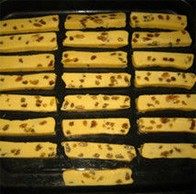 葡萄干饼干条,冻硬后取出切成条,放入烤盘160度烤20分钟两面金黄即可