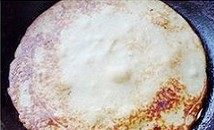 香蕉可丽饼,倒入适量面糊迅速转动,煎至金黄即可出锅