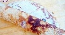 香蕉可丽饼,烙制好的饼皮上面刷点炼乳,将香蕉剥皮,放到饼皮上卷起,斜着切成段摆盘即可