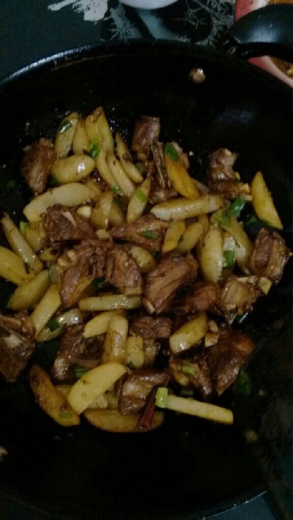 土豆干烧排骨,放入切好的蒜和<a style='color:red;display:inline-block;' href='/shicai/ 37'>姜</a>、花椒，煸香后倒入土豆条，炒一会儿后出锅前洒<a style='color:red;display:inline-block;' href='/shicai/ 146542'>孜然粉</a>和<a style='color:red;display:inline-block;' href='/shicai/ 3250'>葱</a>沫。