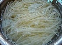 土豆松香蕉饼,将土豆去皮用擦丝器擦成细丝，用水浸泡并淘洗几遍。将土豆丝尽量的沥净水份
