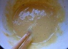 土豆松香蕉饼,鸡蛋一个打散、加入过筛后的糯米粉和面粉，拌匀成香蕉面糊