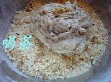 土豆松香蕉饼,用叉子挑一团香蕉面糊放到装有面包糠的小盘中，撒一些面包糠将香蕉面糊周身粘住，稍稍整形成圆饼形