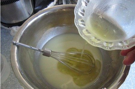 蛋白芝麻酥,色拉油加糖粉、盐搅拌均匀,再加入蛋白(无需打发)搅匀