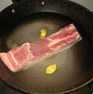 小米粉蒸肉,五花肉洗净放入锅中,加水和姜片,开火煮几分钟捞出五花肉