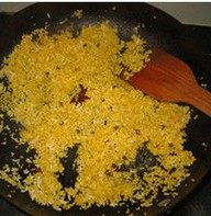 小米粉蒸肉,小米和江米分别洗净泡后放到锅中,小火炒香炒干