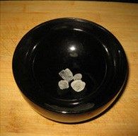 小米粉蒸肉,碗底放几粒<a style='color:red;display:inline-block;' href='/shicai/ 866'>冰糖</a>,将腌好的五花肉每片沾一层米粉,然后均匀的码放在碗中,肉皮朝下