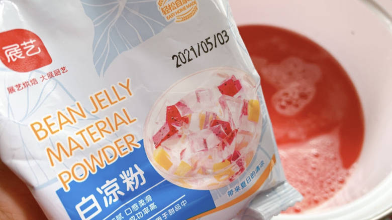 西瓜冻,加入白凉粉(糖根据个人口味添加)