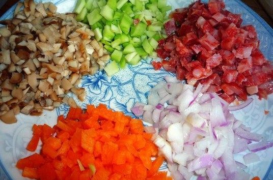 什锦菠萝炒饭,所有蔬菜都清洗干净，小香肠、洋葱和胡萝卜、西兰花莖、香菇分别切丁