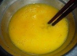 什锦菠萝炒饭,鸡蛋加点<a style='color:red;display:inline-block;' href='/shicai/ 718'>料酒</a>，少许食用油搅拌匀了备用打散