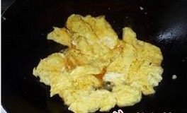 什锦菠萝炒饭,锅中放油少许，倒入鸡蛋炒熟后搅散盛出