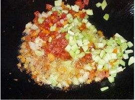 什锦菠萝炒饭,放<a style='color:red;display:inline-block;' href='/shicai/ 692'>酱油</a>、料酒、盐、<a style='color:red;display:inline-block;' href='/shicai/ 756'>鸡精</a>翻炒匀了，倒入热好的米饭翻炒