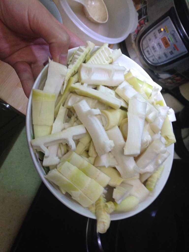 油闷春笋,把笋切块