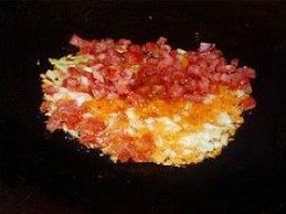 什锦菠萝炒饭,再重新放油，倒入洋葱丁、香菇丁翻炒，然后倒入香肠丁、胡萝卜丁翻炒