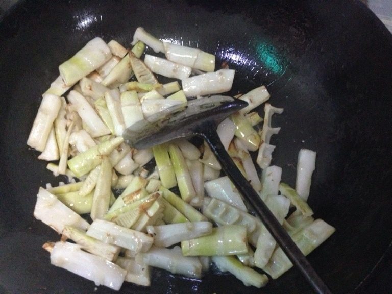 油闷春笋,接着把切好的春笋倒入锅中翻炒