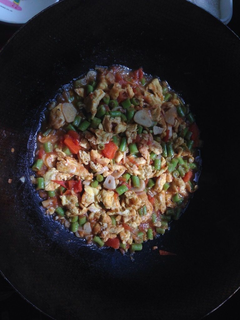 豆角鸡蛋臊子面,焖到汤汁看起来稍浓厚了，放入盐，<a style='color:red;display:inline-block;' href='/shicai/ 756'>鸡精</a>，少许<a style='color:red;display:inline-block;' href='/shicai/ 829'>十三香</a>，搅拌均匀，来回翻动一分钟，可以关火