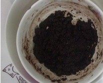 奶酪夹心巧克力派,黑巧克力切成小块，红糖擀碎，黄油切成小块，一起放到碗里，隔水加热，直到黑巧克力融化成液态，红糖没有较大颗粒。