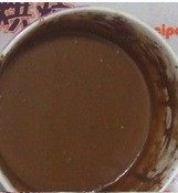 奶酪夹心巧克力派,加入盐，加入打散的鸡蛋、用打蛋器搅拌均匀。