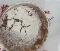 奶酪夹心巧克力派,面粉、可可粉、泡打粉过筛，在步骤2的液体里加三分之一的牛奶，然后加入三分之一的粉类混合物，翻拌均匀。