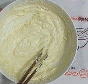 奶酪夹心巧克力派,制作奶酪馅：奶油奶酪在室温下软化，加入糖粉用打蛋器打到顺滑，然后慢慢加入淡奶油并搅打均匀。