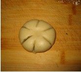 葵花酥,有小刀在圆饼上切均匀的6份,然后在每份上在划2刀(不要切断),然后用手指捏尾部往上推一下,葵花酥的生胚就完成了