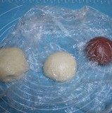 荷花酥,油酥:容器中加入低粉、猪油揉成团,三个面团盖上保鲜膜,静置三十分钟。