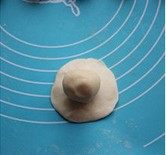 荷花酥,以白色的油皮取一份,擀成圆片,放入一份油酥,收口捏紧。