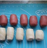 荷花酥,红色的面团也同样操作,盖保鲜膜饧20分钟。