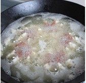 荷花酥,锅中入油烧至三、四成热,放入面坯。