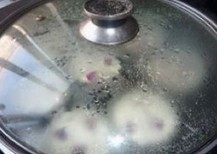 开花紫薯糕,将蛋糕模具放到蒸笼上,开锅后大火蒸12-15分钟即可。