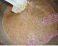红豆红糖玛芬,全蛋加红糖用打蛋器搅匀打发,再加入葵花籽搅拌均匀、加入红豆汤拌匀, 筛入粉类拌匀。