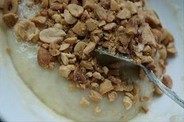 蛋白花生酥饼,白糖融化加入橄榄油里，放入少许的盐，加入蛋白，加面粉拌匀最后加入花生碎。
