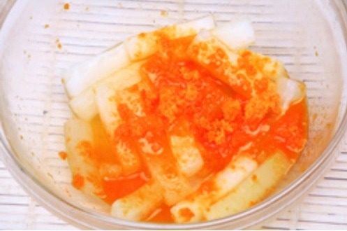 全世界最减肥补水的一道菜---橙汁果味冬瓜,加3大勺果珍粉，放入冬瓜拌匀后盖好盒子。
