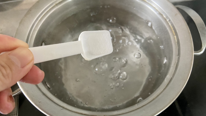 西芹炒香干,坐锅烧水,水开加半茶匙食盐